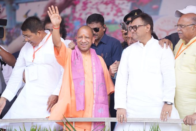 भोलेनाथ के भक्तों पर सीएम योगी ने की पुष्पवर्षा