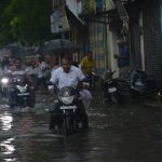 झमाझम बारिश के पानी में डूबी शहर की सड़कें