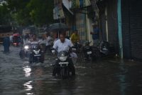 झमाझम बारिश के पानी में डूबी शहर की सड़कें