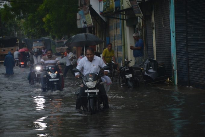 झमाझम बारिश के पानी में डूबी शहर की सड़कें
