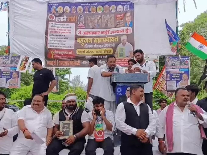 नहीं पहुंच सके दलित महापंचायत में पहले ही कर लिया हाउस अरेस्ट
