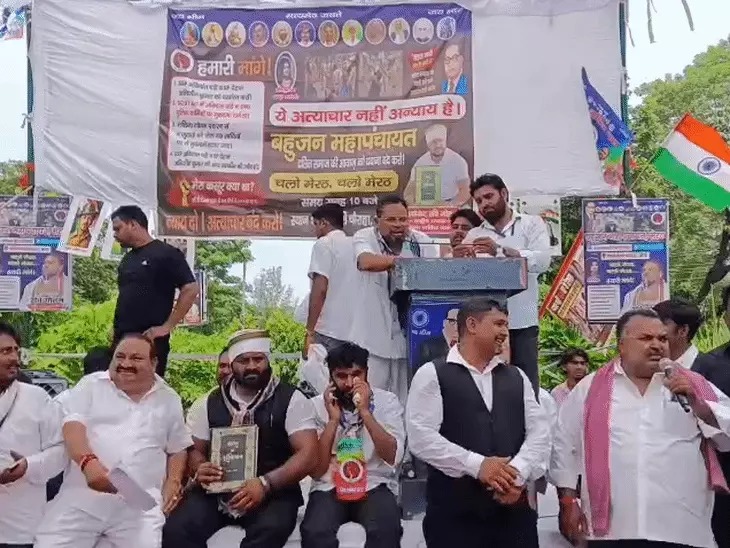 नहीं पहुंच सके दलित महापंचायत में पहले ही कर लिया हाउस अरेस्ट