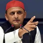 दिग्विजय व मोहित के साथ मीडिया के सामने आए अखिलेश