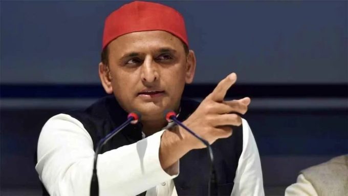 दिग्विजय व मोहित के साथ मीडिया के सामने आए अखिलेश