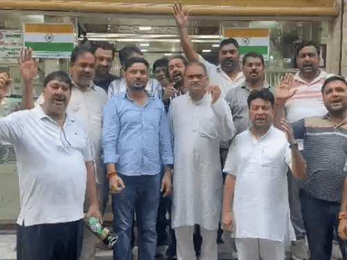 किसने मारी भरी थाली में लात