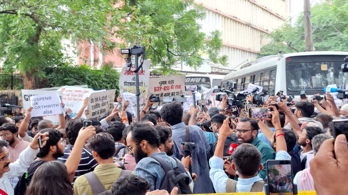 हंगामा बल प्रयोग प्रदर्शनकारियों की अरेस्टिंग
