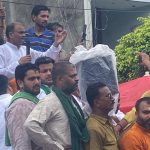 बारिश के बावजूद भारी संख्या में जुटे व्यापारी जोरदार प्रदर्शन