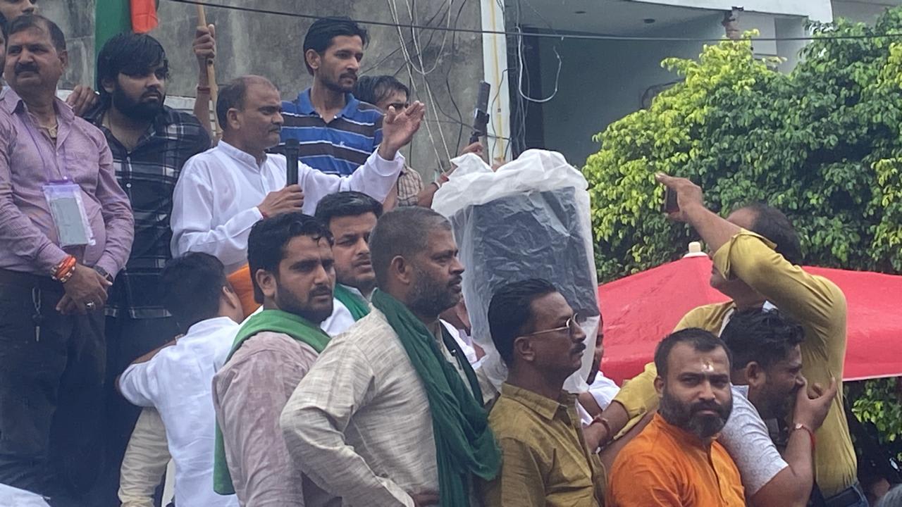 बारिश के बावजूद भारी संख्या में जुटे व्यापारी जोरदार प्रदर्शन