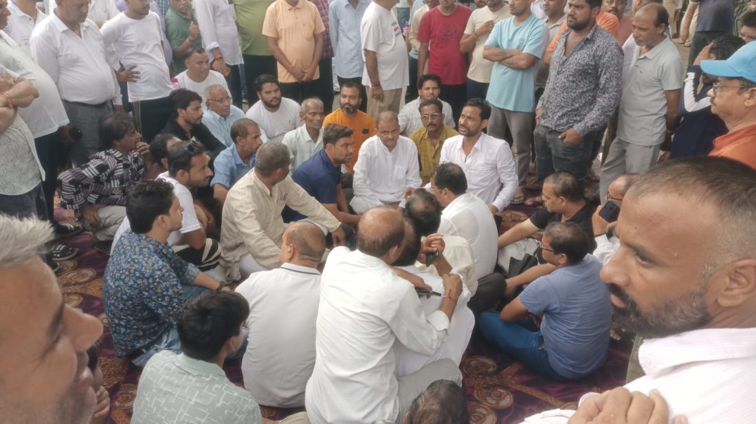 अफसरों ने अभी तो दिया है अटका धरना जारी