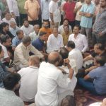 अफसरों ने अभी तो दिया है अटका धरना जारी