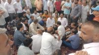 अफसरों ने अभी तो दिया है अटका धरना जारी