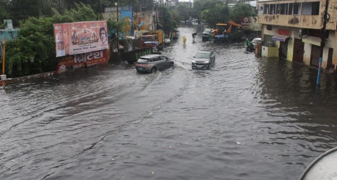 बारिश नहीं आसमान से बरस रही मुसीबत