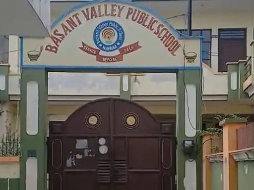 टॉयलेट में मिली छात्र की डेड बॉडी मचा कोहराम