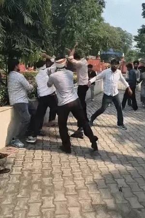 मेरठ कालेज बना है बदमाशी का अड्डा जमकर मारपीट