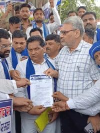 चंद्रशेखर आजाद पर हमले के विरोध में हंगामा