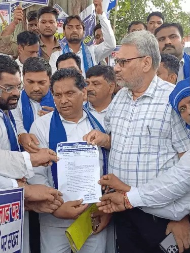 चंद्रशेखर आजाद पर हमले के विरोध में हंगामा