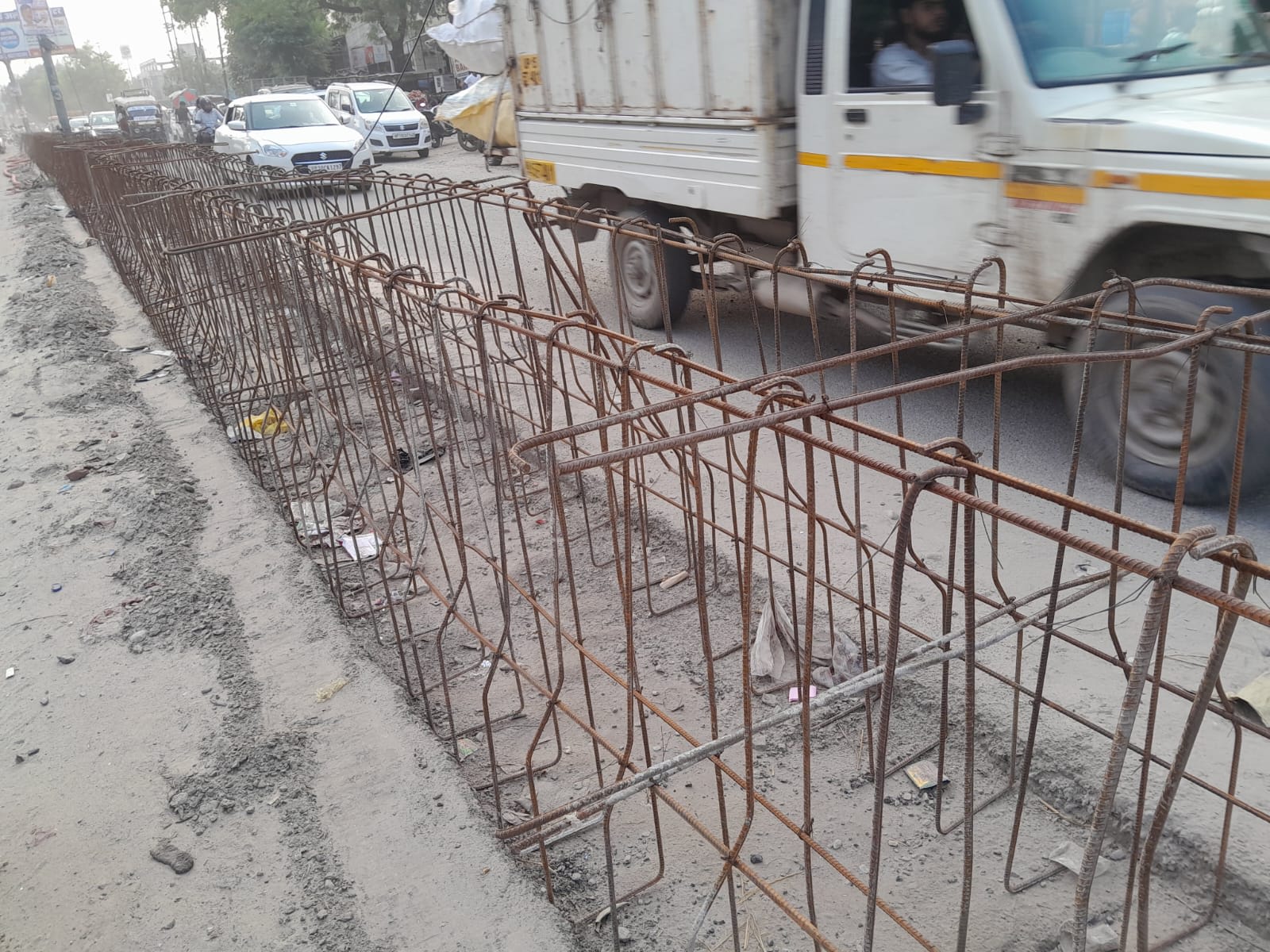 मवाना रोड पर निर्माण कार्य की धीमी चाल कर रही बेहाल