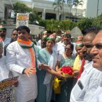 कांग्रेसियों ने घेरा कैंट विधायक का आवास