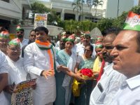 कांग्रेसियों ने घेरा कैंट विधायक का आवास