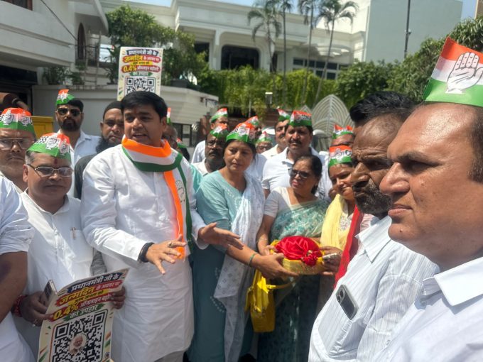 कांग्रेसियों ने घेरा कैंट विधायक का आवास