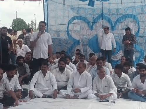 सरकार के साथ अफसरों पर वार कैसे संभव