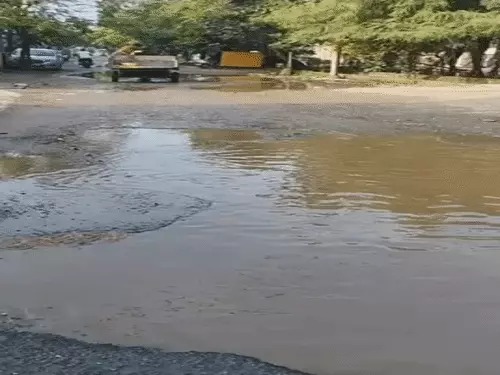 गड्ढों में गुम हो गयी शहर की सड़कें