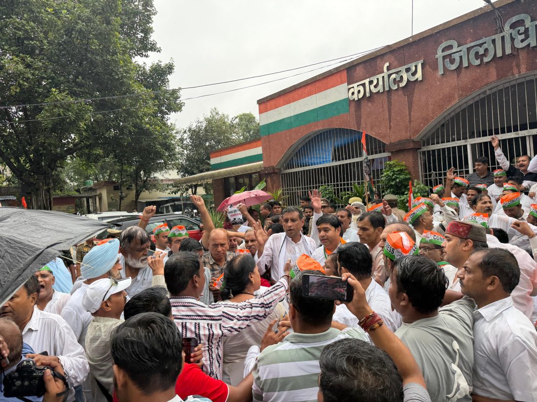 वोट चोरी के आरोप लगाकर कांग्रेसियों ने कलेक्ट्रेट घेरा
