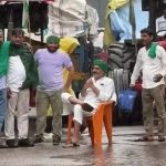 बारिश में ना ठंड़ा कर सकी किसानों का जोश
