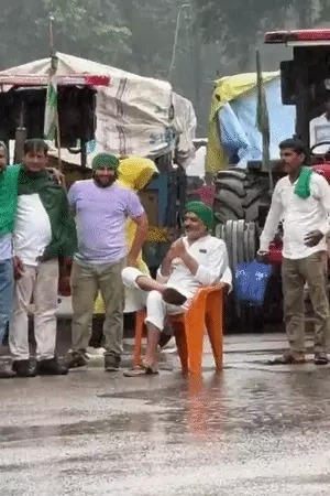 बारिश में ना ठंड़ा कर सकी किसानों का जोश