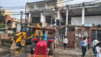 बेबस और लाचार निकाल रहे मन की भड़ास