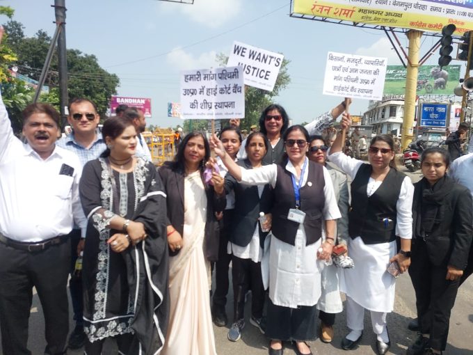 बैंच पर सीएम के रवैये का विरोध हड़ताल पर वकील कचहरी में सन्नाटा