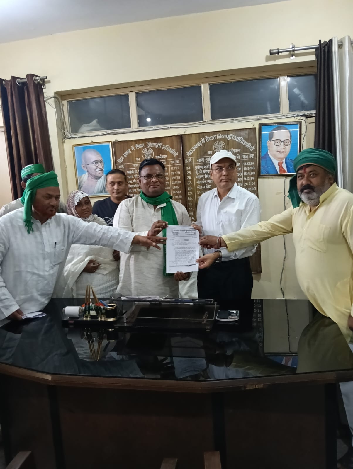 राशन की दुकानों पर घटिया सामग्री DSO को ज्ञापन
