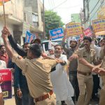 आप कार्यकर्ताओं ने फूंका मुख्य चुनाव आयुक्त का पुतला