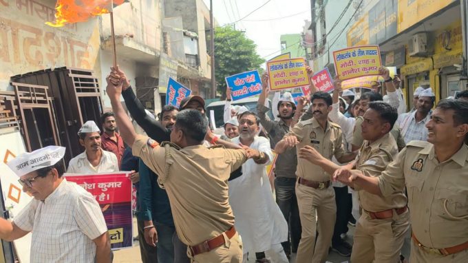आप कार्यकर्ताओं ने फूंका मुख्य चुनाव आयुक्त का पुतला