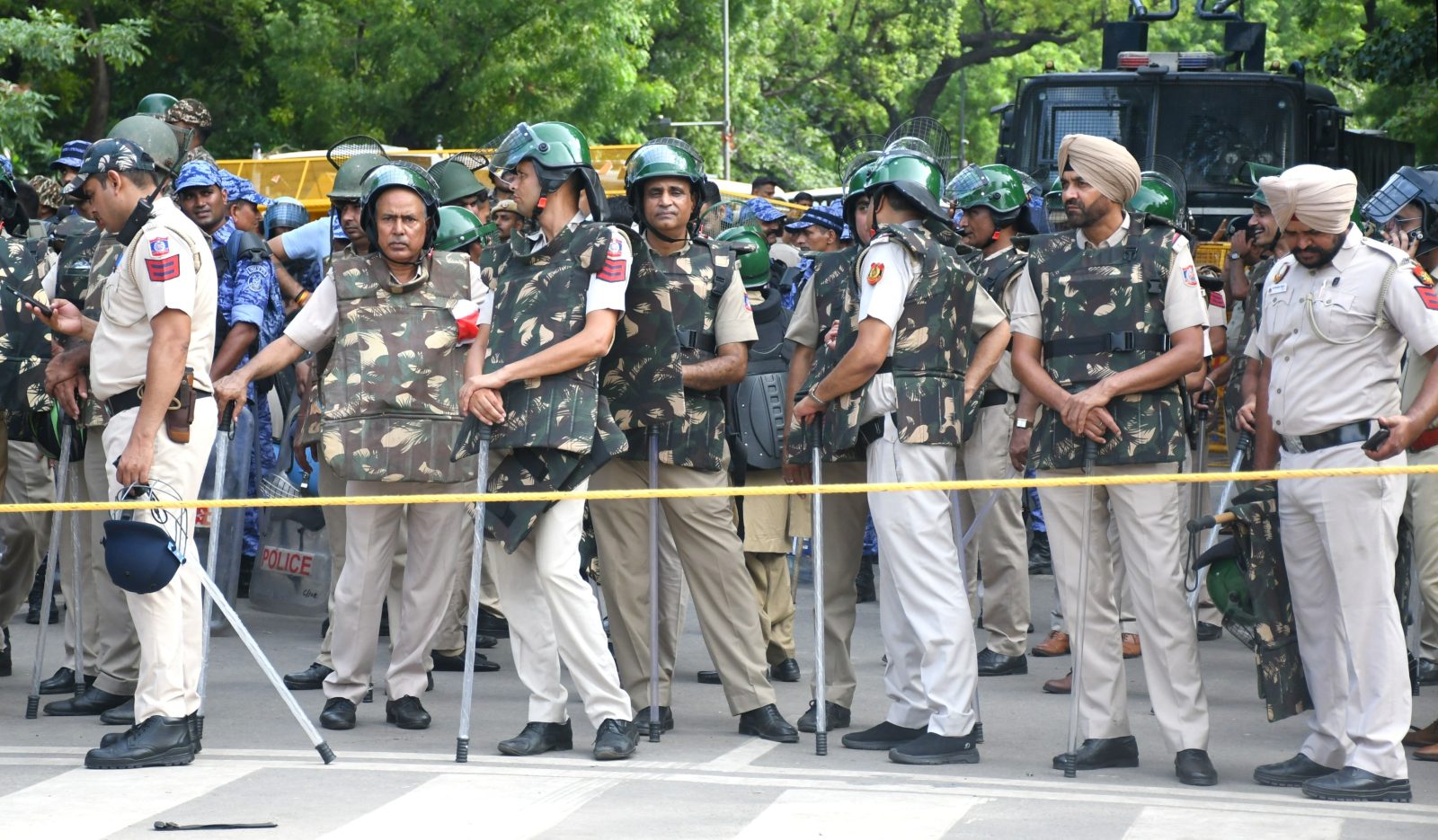 दिल्ली में मेट्रो व इंटरनेट बंद भारी पुलिस फोर्स कई अरेस्ट