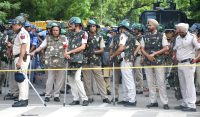 दिल्ली में मेट्रो व इंटरनेट बंद भारी पुलिस फोर्स कई अरेस्ट