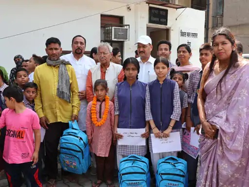 डा. वाजपेयी ने बांटे दिव्यांगों को उपकरण