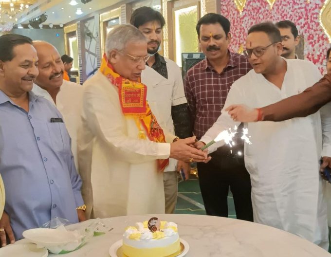 स्वतंत्र देव सिंह ने शिविर में बांटे चश्मे