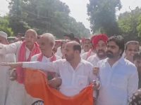 सपाइयों व पुलिस के बीच जमकर झीनाझपटी