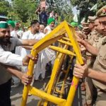 डीएम से मिलने से रोका तो उखाड़े बेरिकेटस