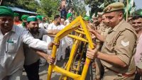 डीएम से मिलने से रोका तो उखाड़े बेरिकेटस
