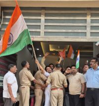 सुदीप जैन घर में नजरबंद समर्थकों का जमावड़ा