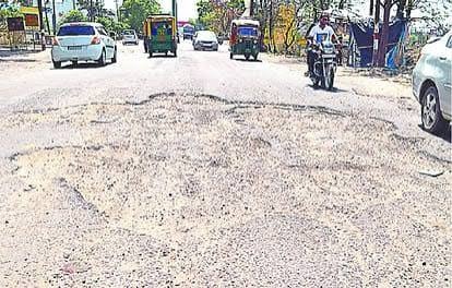 सीएम योगी के निर्देशों के बाद भी सड़क बदहाल