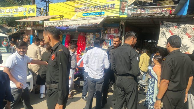 सड़कों पर अवैध कब्जों पर निगम का चाबुक