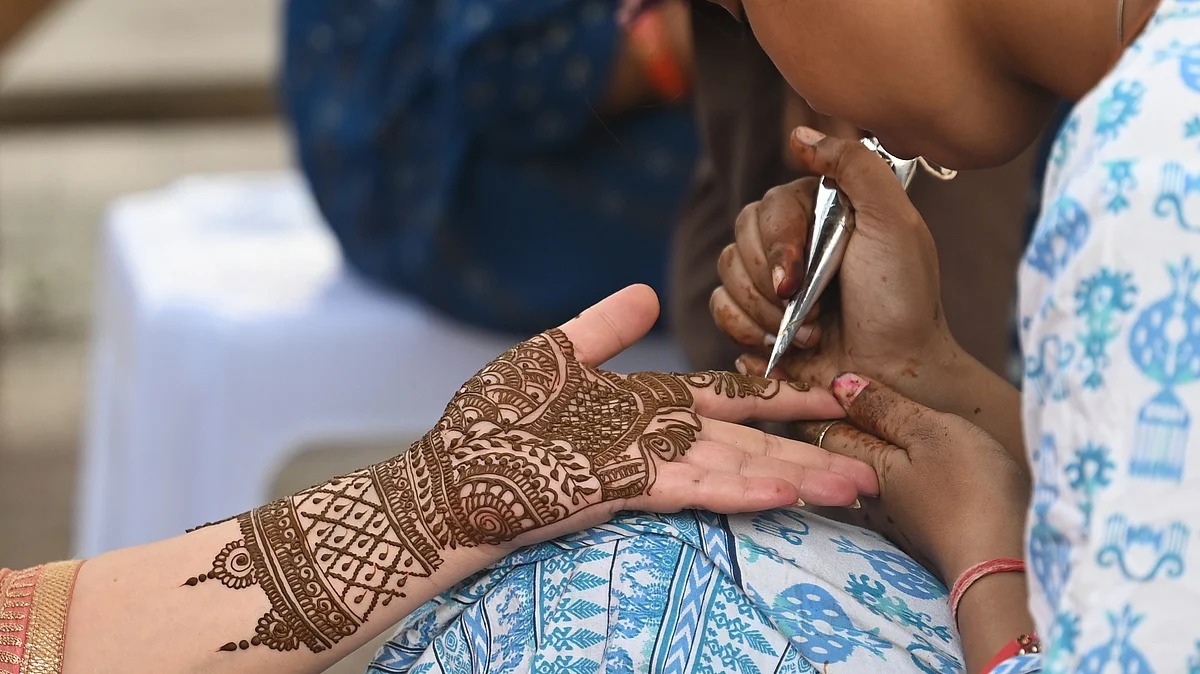 विहिप का मुस्लिम से मेहंदी ना लगवाने का फरमान