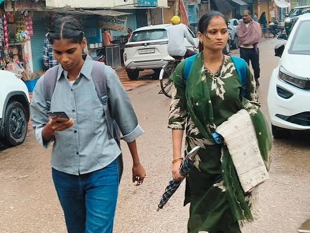 बारिश ने रोकी परीक्षा केंद्र तक पहुंचने की राहें